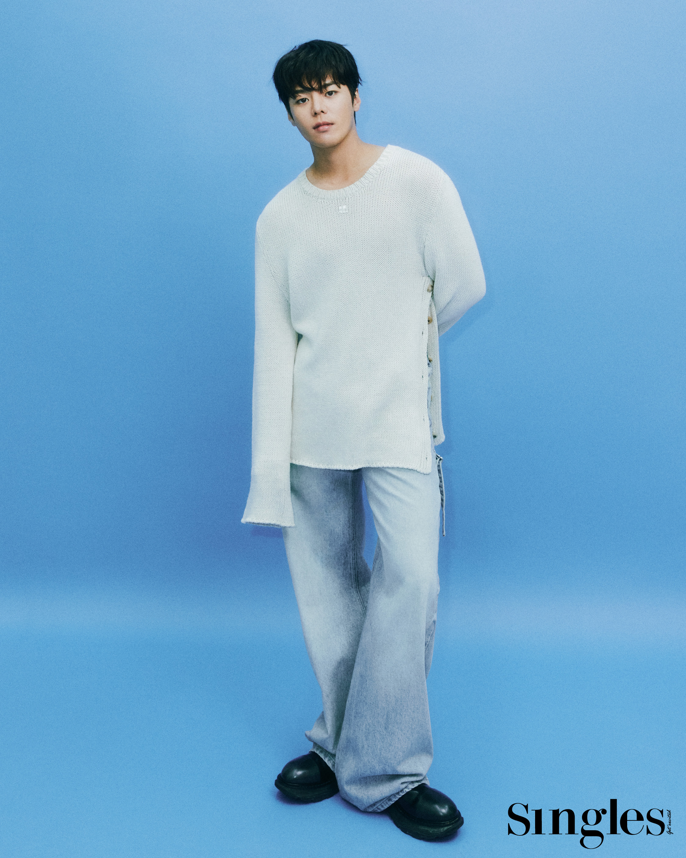 배우 려운의 싱글즈 7월 호 화보이미지.  려운이 착용한 니트 스웨터, 데님 팬츠 모두 꾸레쥬, 슈즈는 알렉산더 맥퀸, 링은 톰우드 제품. 려운 싱글즈 화보, 려운 니트, 려운 꾸레쥬. 려운 알렉산더 맥퀸, 려운 톰우드. 